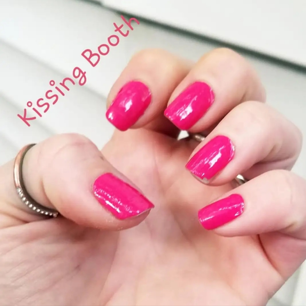 NWT COLOR STREET RETIRED SET: KISSING BOOTH!